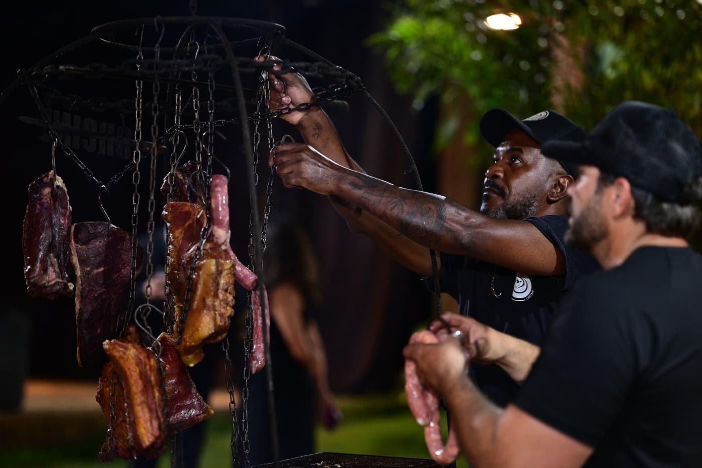 Equipe preparando as carnes no fogo de chão
